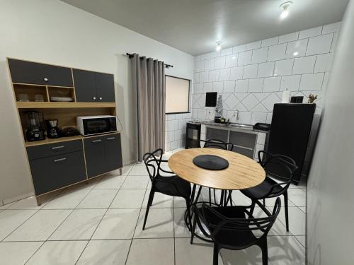 Una cocina con una mesa y sillas en una habitación. en Lindo Apto103 em Primavera do Leste, en Primavera do Leste
