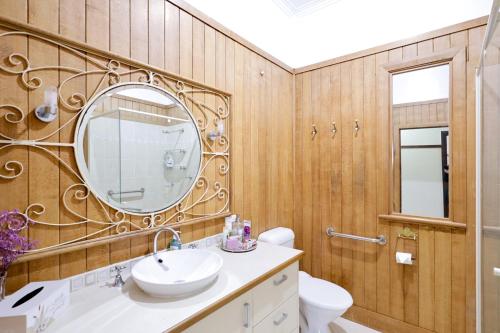 ein Badezimmer mit Waschbecken und Spiegel in der Unterkunft Heritage Home with BBQ & Outdoor Fire Pit in Tenterfield