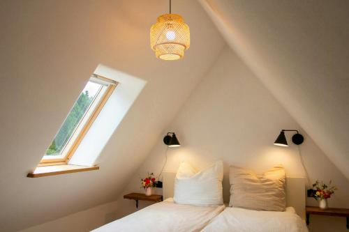 Vacation Home Near The Keezer Lake في Langen Jarchow: غرفة نوم بسرير ونافذة وثريا