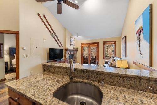 eine Küche mit einer Spüle mit Arbeitsplatte in der Unterkunft Arapahoe Lodge 8137 in Snake River Health Services Incorporated Heliport