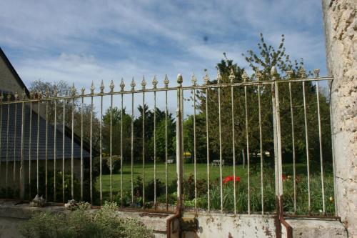 a metal fence with a garden behind it at Domaine de la Fouardière in Mulsans