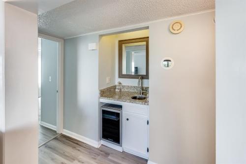 Η κουζίνα ή μικρή κουζίνα στο Ocean View 3BRPelicans WatchPoolSteps to Beach!