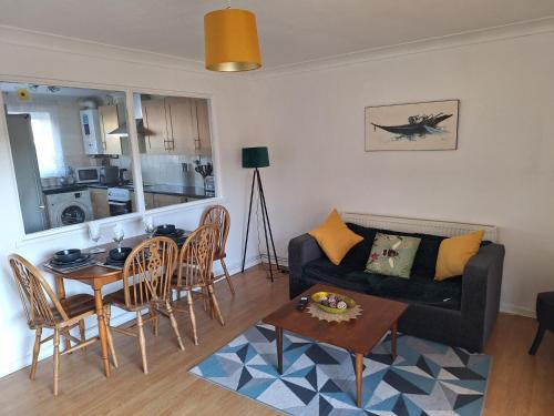 a living room with a couch and a table at Greensfield Lodge in Hartford