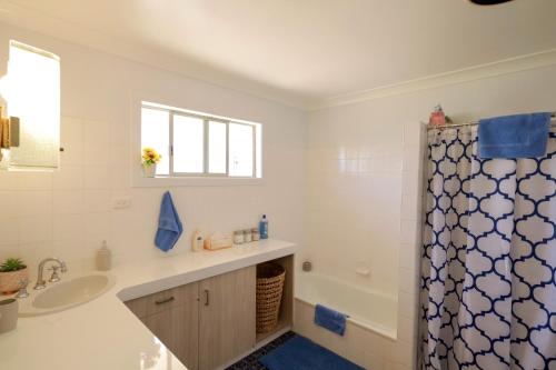 テンターフィールドにあるFamily Retreat in Central Tenterfieldの洗面台とシャワー付きのバスルーム