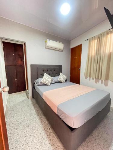 een slaapkamer met een groot bed in een kamer bij hotel Siboney - Centro in Estación El Salto