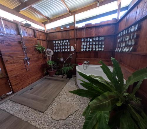 Ένα μπάνιο στο Rangiroa Te Manuia Lodge