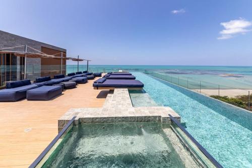 Bazén v ubytování NEW TIME- Conforto e Excelência SC Hospedagens Premium nebo v jeho okolí