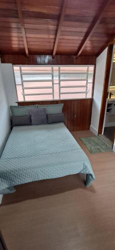 ein Schlafzimmer mit einem Bett in einem Zimmer in der Unterkunft Le Flat Petrópolis in Petrópolis