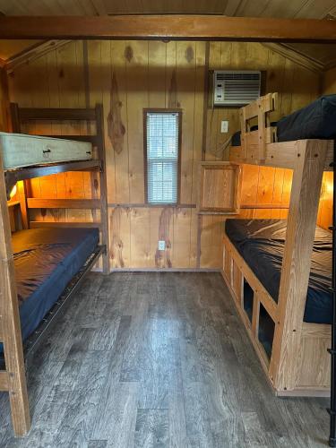 Postel nebo postele na pokoji v ubytování Quaint Cabin for a Rustic Getaway in Nashville, Indiana