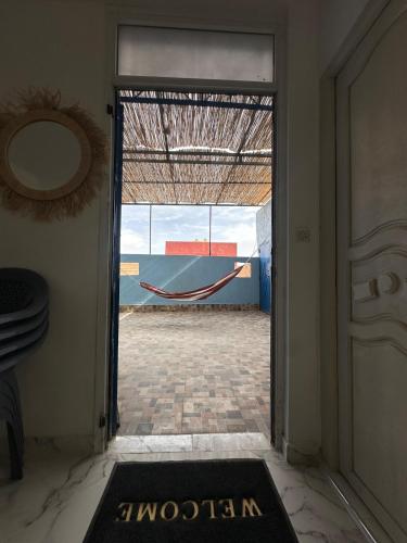 una puerta abierta con vistas a un patio en A unique and cute apartment in a prime location, en Er Rachidia