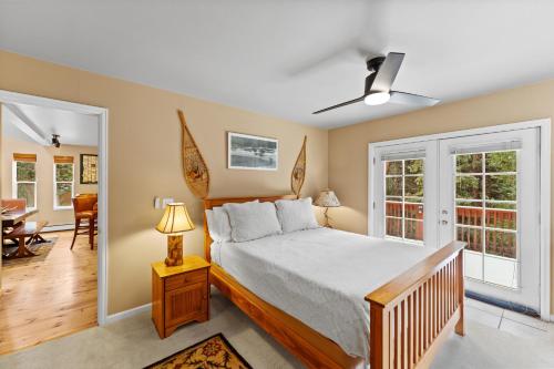 Postel nebo postele na pokoji v ubytování Private Mountain Home by Summit County Mountain Retreats