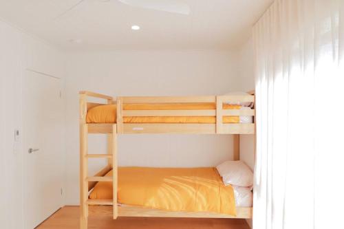 Habitación pequeña con literas. en Off-Grid Farm Stay with Scenic Views, en Tenterfield