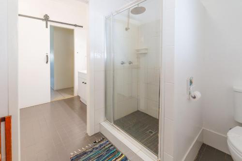 ein Badezimmer mit Dusche und Toilette in der Unterkunft Cypress Cottage 26 Cypress Street Evans Head in Evans Head