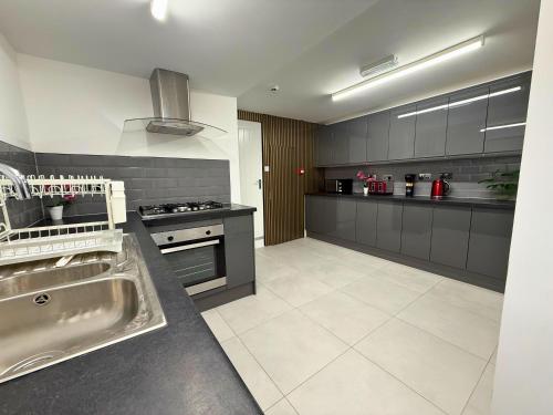 Η κουζίνα ή μικρή κουζίνα στο The Bicester Inn - Spacious 4 Bedroom Family House Sleeps 8, Near Bicester Village , Train Station & Town Centre