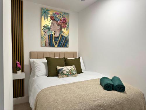 Ένα ή περισσότερα κρεβάτια σε δωμάτιο στο The Bicester Inn - Spacious 4 Bedroom Family House Sleeps 8, Near Bicester Village , Train Station & Town Centre