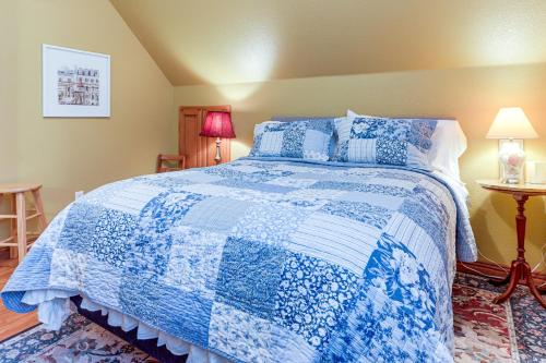 Ένα ή περισσότερα κρεβάτια σε δωμάτιο στο Near Hiking and Biking Pet-Friendly Rogers Getaway!