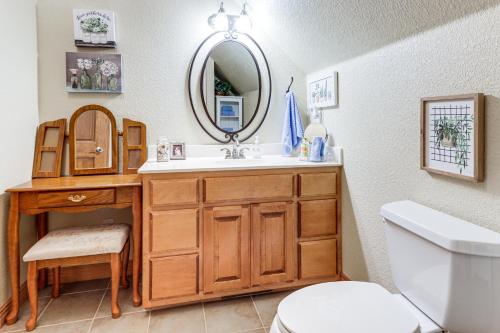 Ένα μπάνιο στο Near Hiking and Biking Pet-Friendly Rogers Getaway!