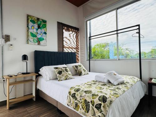 Ένα ή περισσότερα κρεβάτια σε δωμάτιο στο Hostal Bon Hábitat