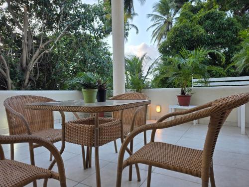 Μπαλκόνι ή βεράντα στο Gated Property Family Ready walk to restaurants AC