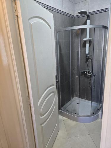 Ένα μπάνιο στο Appartement neuf et raffiné à Tanger