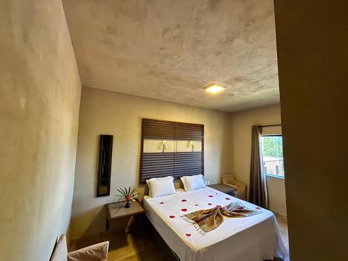 a bedroom with a large bed in a room at Alfa Beach in Cacha Pregos