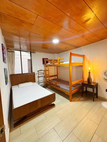 a bedroom with two bunk beds and a table at Hermoso Apto Con Vista a la Basílica in Buga
