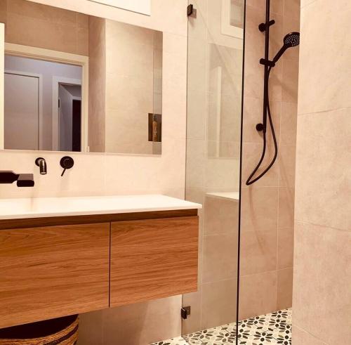 Ένα μπάνιο στο Modern Two Bedroom Waterfront Apartment