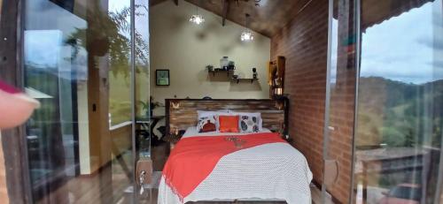 Postel nebo postele na pokoji v ubytování Chale Da Terra Brasil, Piscina, Hidro dupla, lareira, vista espetacular