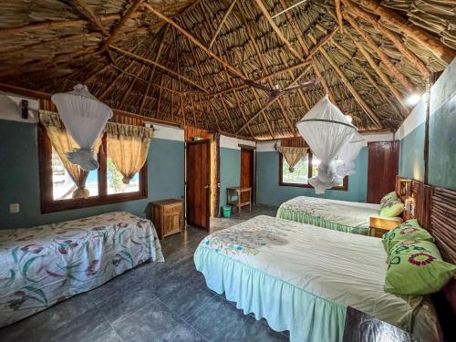 ConhuasにあるCabañas Calakmulのベッドルーム1室(ベッド2台付)が備わります。