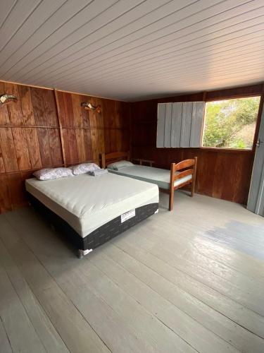 Ένα ή περισσότερα κρεβάτια σε δωμάτιο στο Casa do Ribeirinho Pousada