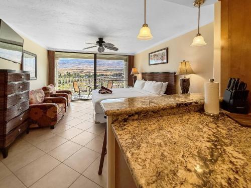 Χώρος καθιστικού στο Lahaina Studio: Beachfront, Mountain View, Hot Tub