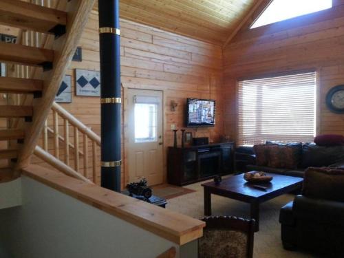 TV a/nebo společenská místnost v ubytování Spacious Mountain Ski Cabin situated on the Grand Mesa, Colorado
