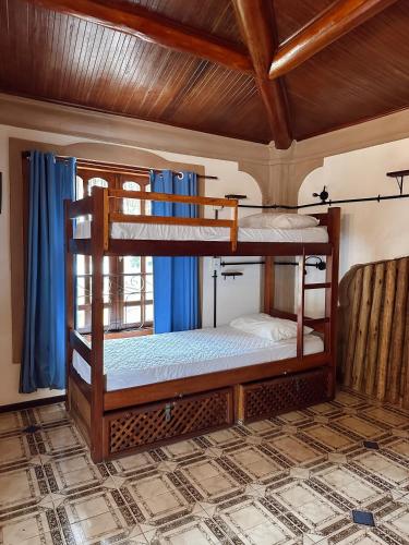 two bunk beds in a room with a wooden ceiling at Na Casa 11 - Pousada in Arraial d'Ajuda