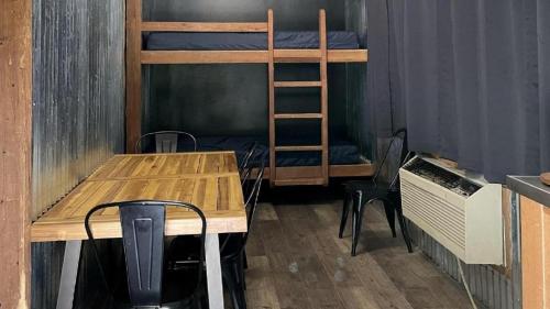 Palanda nebo palandy na pokoji v ubytování Rustic Cabin Perfect for Small Groups with Picnic Space in Indiana