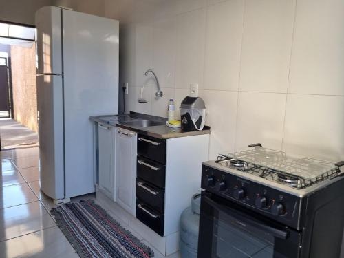 Η κουζίνα ή μικρή κουζίνα στο Cantinho de aconchego 02 - com ar condicionado