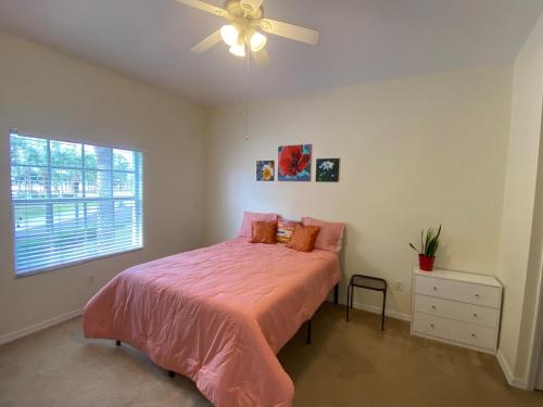 Ένα ή περισσότερα κρεβάτια σε δωμάτιο στο Florida condo close to Warm Mineral Springs