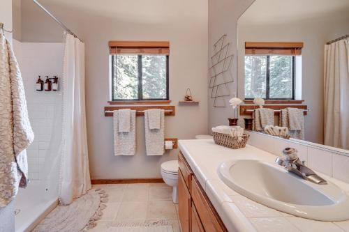 Koupelna v ubytování Free Ski Shuttle! Spacious Northstar Resort Cabin