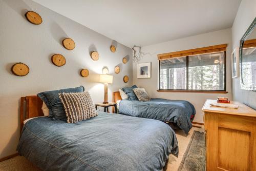 Postel nebo postele na pokoji v ubytování Free Ski Shuttle! Spacious Northstar Resort Cabin
