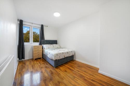 Giường trong phòng chung tại The Maynard Retreat 5 mins to Woolwich Arsenal