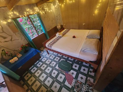 einen Blick über ein Schlafzimmer mit einem Bett und einem Fenster in der Unterkunft Coral Coast Beachfront Homestay Room 2 in Komave