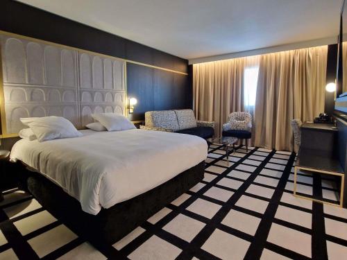 Postel nebo postele na pokoji v ubytování Mercure Orléans Centre Bords de Loire