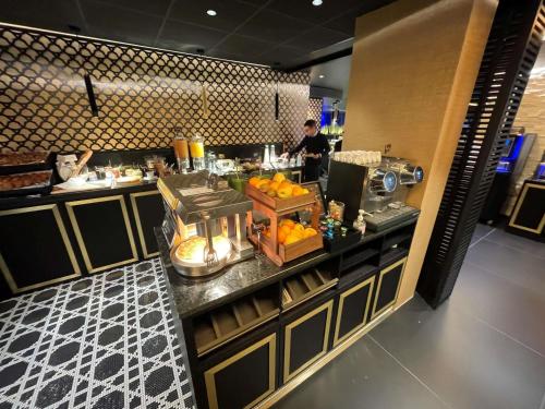 een keuken met een aanrecht met eten erop bij Mercure Orléans Centre Bords de Loire in Orléans