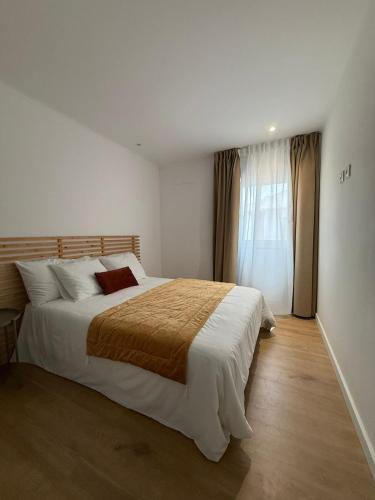 ein Schlafzimmer mit großem Bett und Fenster in der Unterkunft Casa da Vila Messines in São Bartolomeu de Messines