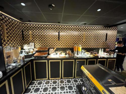 een keuken met een aanrecht met eten erop bij Mercure Orléans Centre Bords de Loire in Orléans