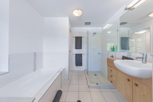 エアリービーチにあるVilla 59 - Pool, Ocean Views, Wifiの洗面台とシャワー付きの白いバスルーム