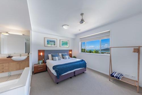 エアリービーチにあるVilla 59 - Pool, Ocean Views, Wifiのベッドルーム1室(ベッド1台、シンク、窓付)