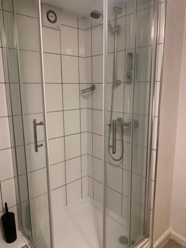 una ducha con mampara de cristal en un baño en The Lord Nelson Inn, en Marshfield