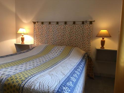 Ένα ή περισσότερα κρεβάτια σε δωμάτιο στο Gîte spacieux au calme avec jardin, ping-pong, proche de Nancy/Lunéville, idéal famille et pro - FR-1-584-37