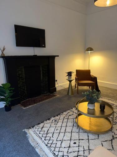 Μια τηλεόραση ή/και κέντρο ψυχαγωγίας στο 2BR Flat West End Near Kelvingrove and City Centre