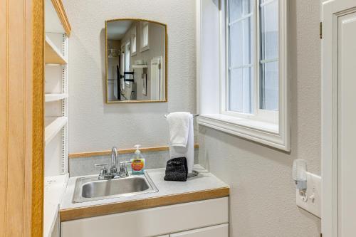 Koupelna v ubytování Port Angeles Abode with Yard and Guest House!